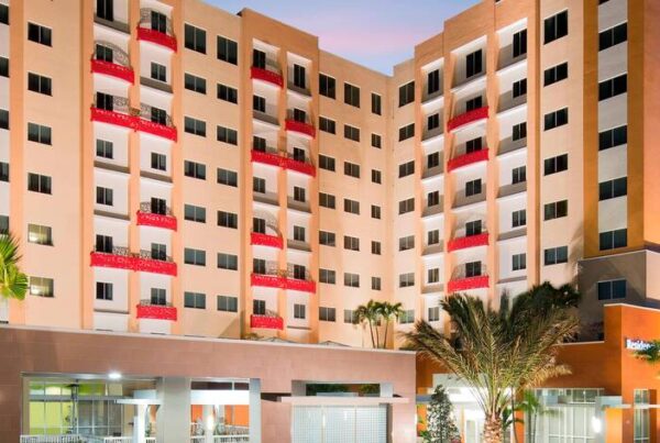 A building with many windows and balconies on the side.